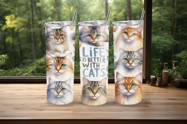 Drei Thermobecher mit einem Design, das mehrere Katzenporträts in warmen Farben zeigt und in der Mitte den Schriftzug „Life is Better with Cats“ enthält. Die Becher stehen auf einer Holzoberfläche vor einem Waldhintergrund und bringen eine gemütliche, nat